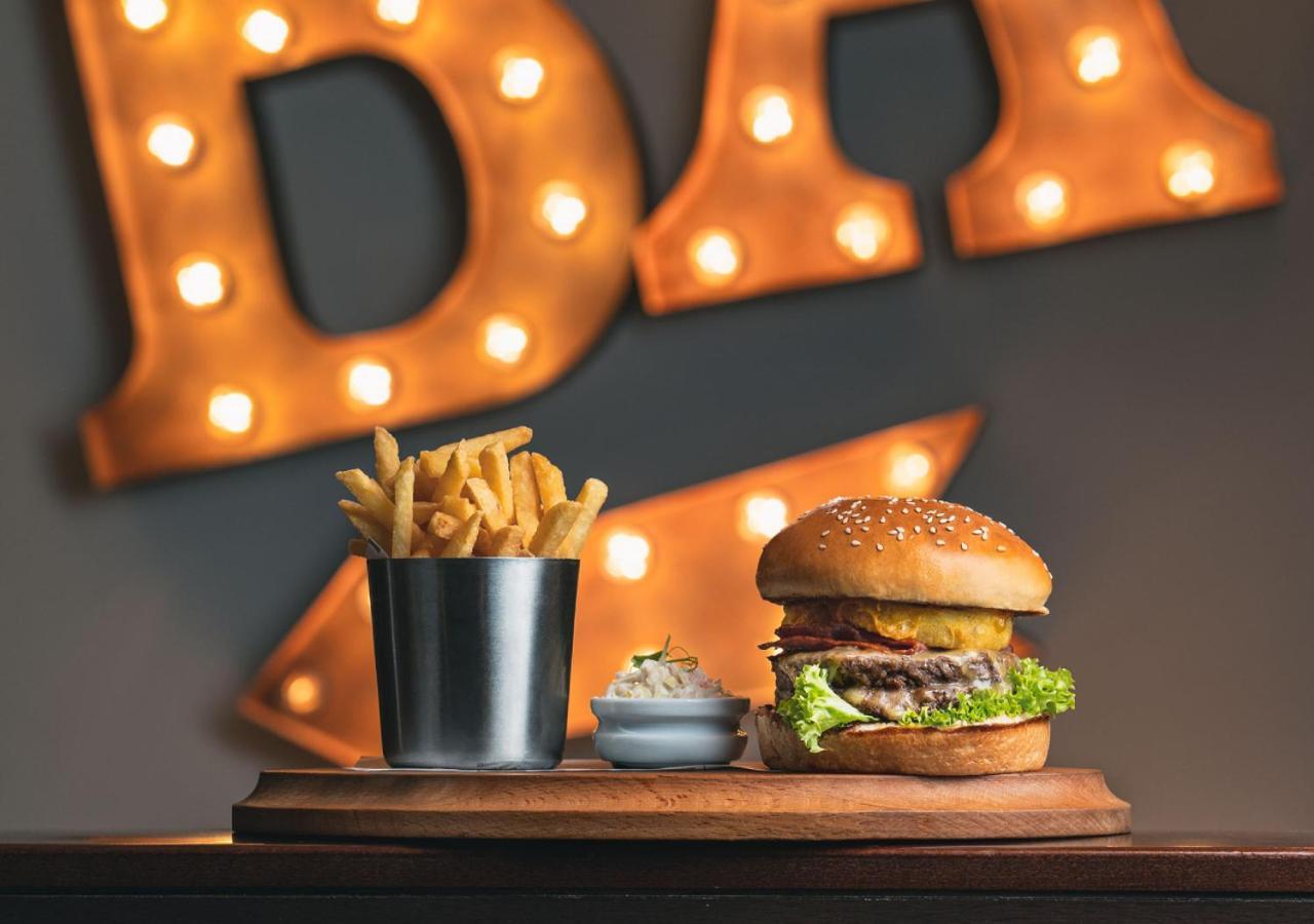 City Centre Rotana Dauhá Exteriér fotografie Burger and fries