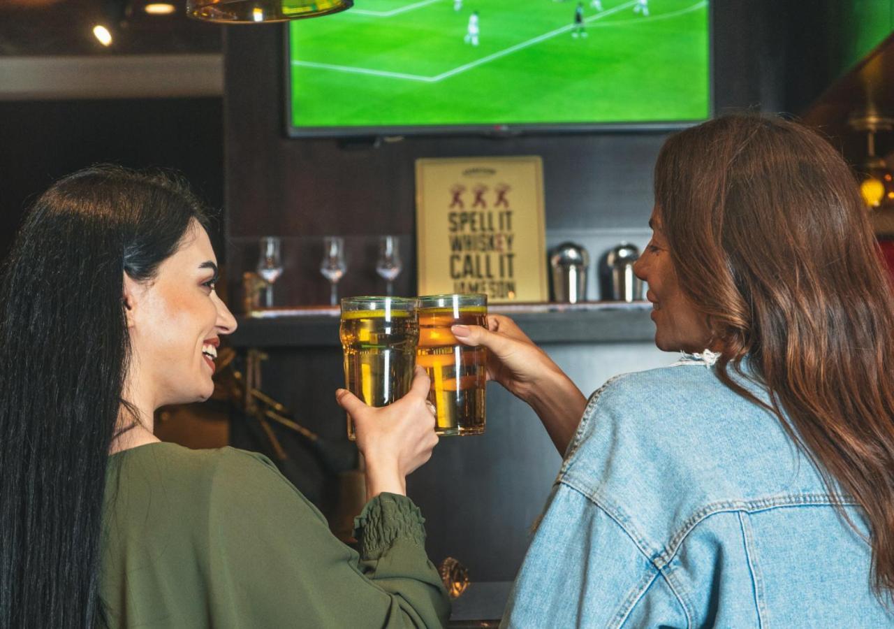 City Centre Rotana Dauhá Exteriér fotografie Two women drinking beer