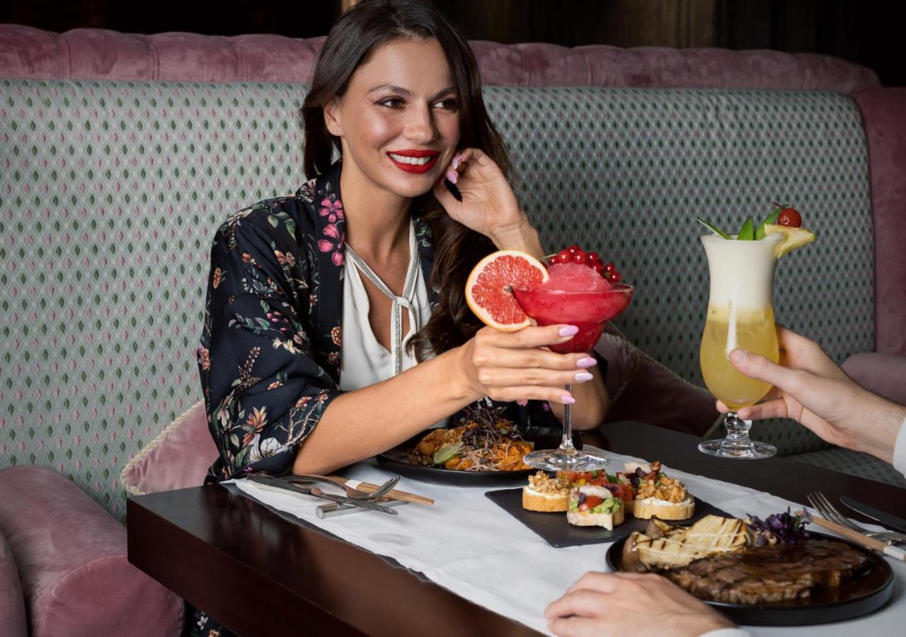 City Centre Rotana Dauhá Exteriér fotografie A woman dining