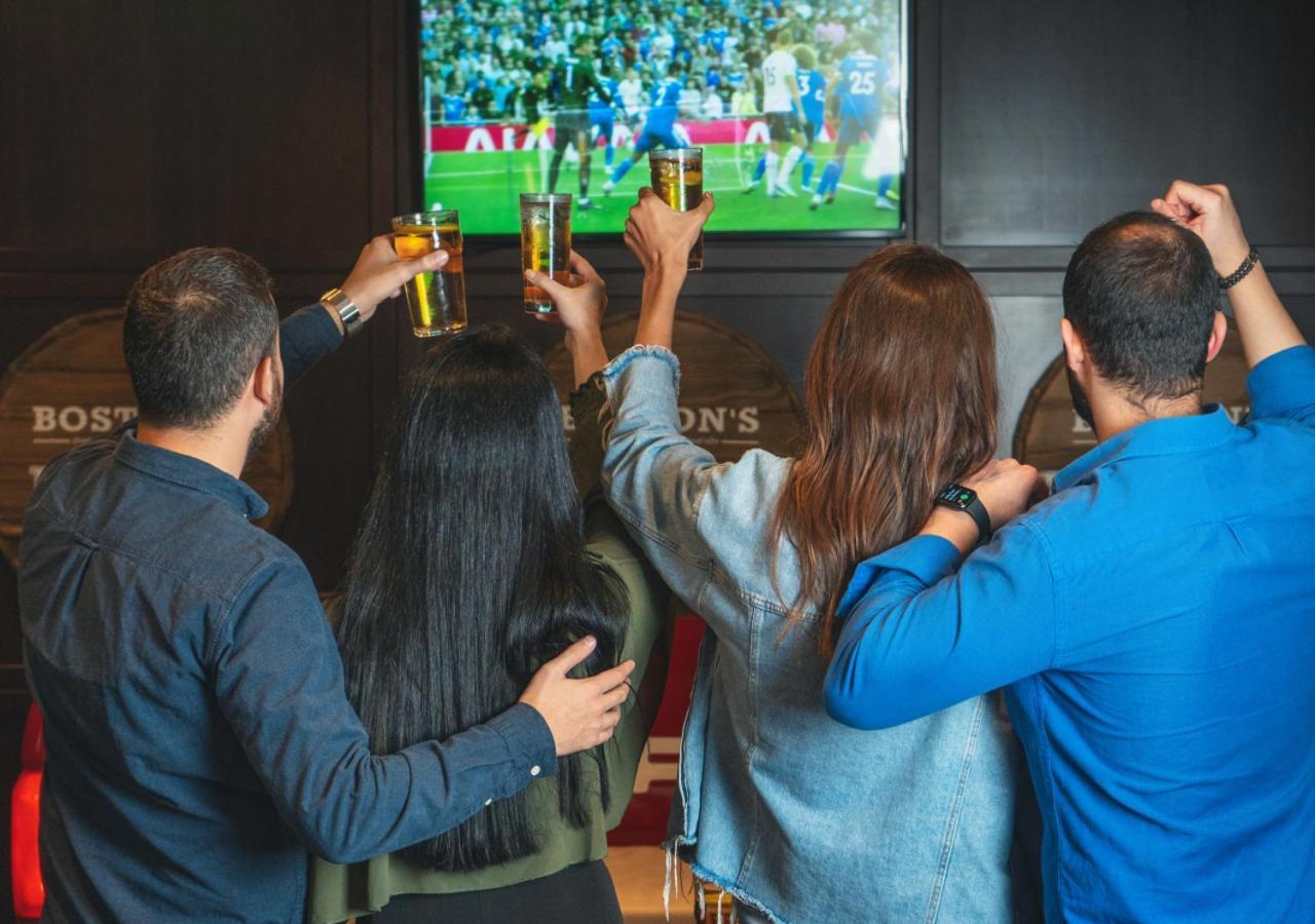 City Centre Rotana Dauhá Exteriér fotografie Watching a match at a sports bar