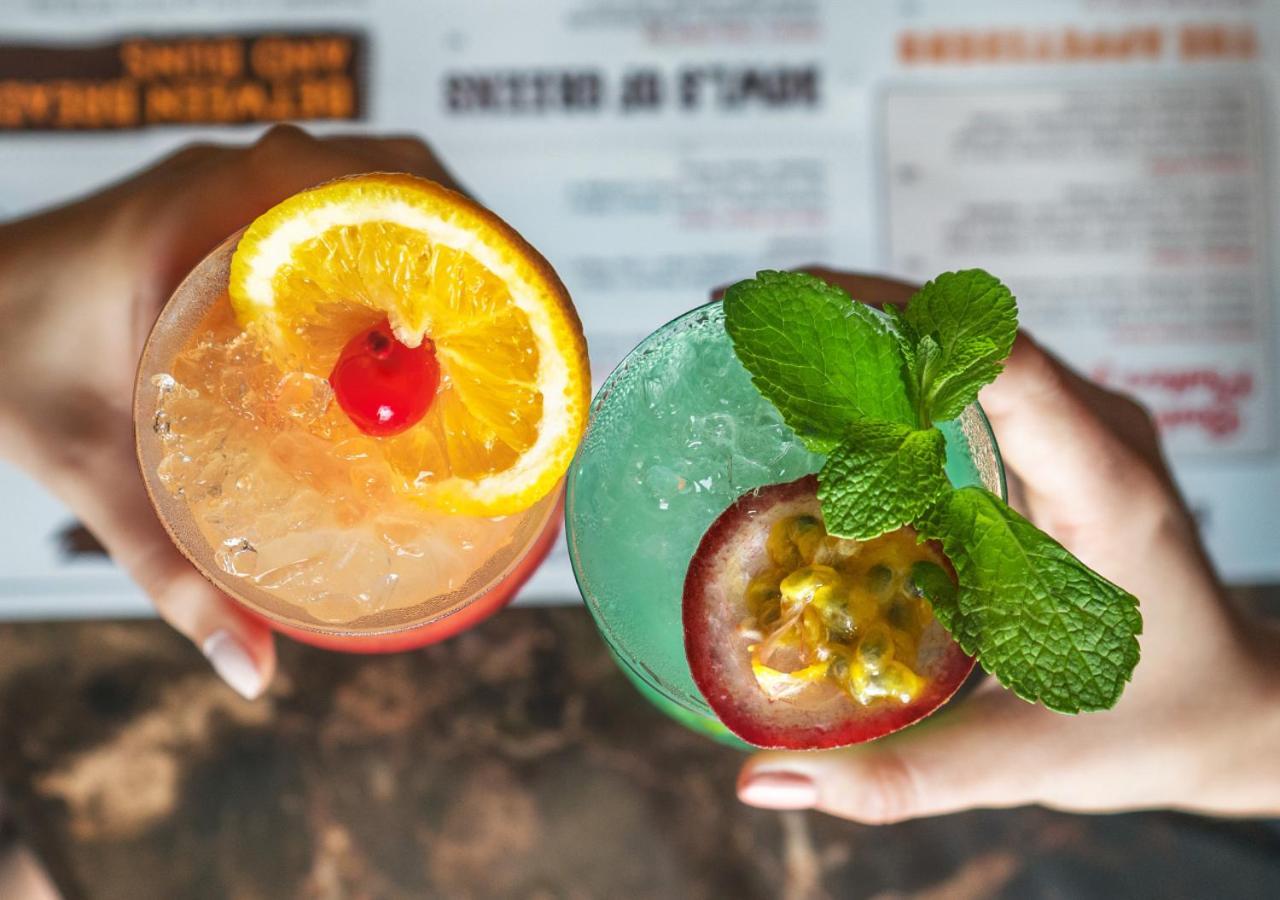 City Centre Rotana Dauhá Exteriér fotografie Two cocktails