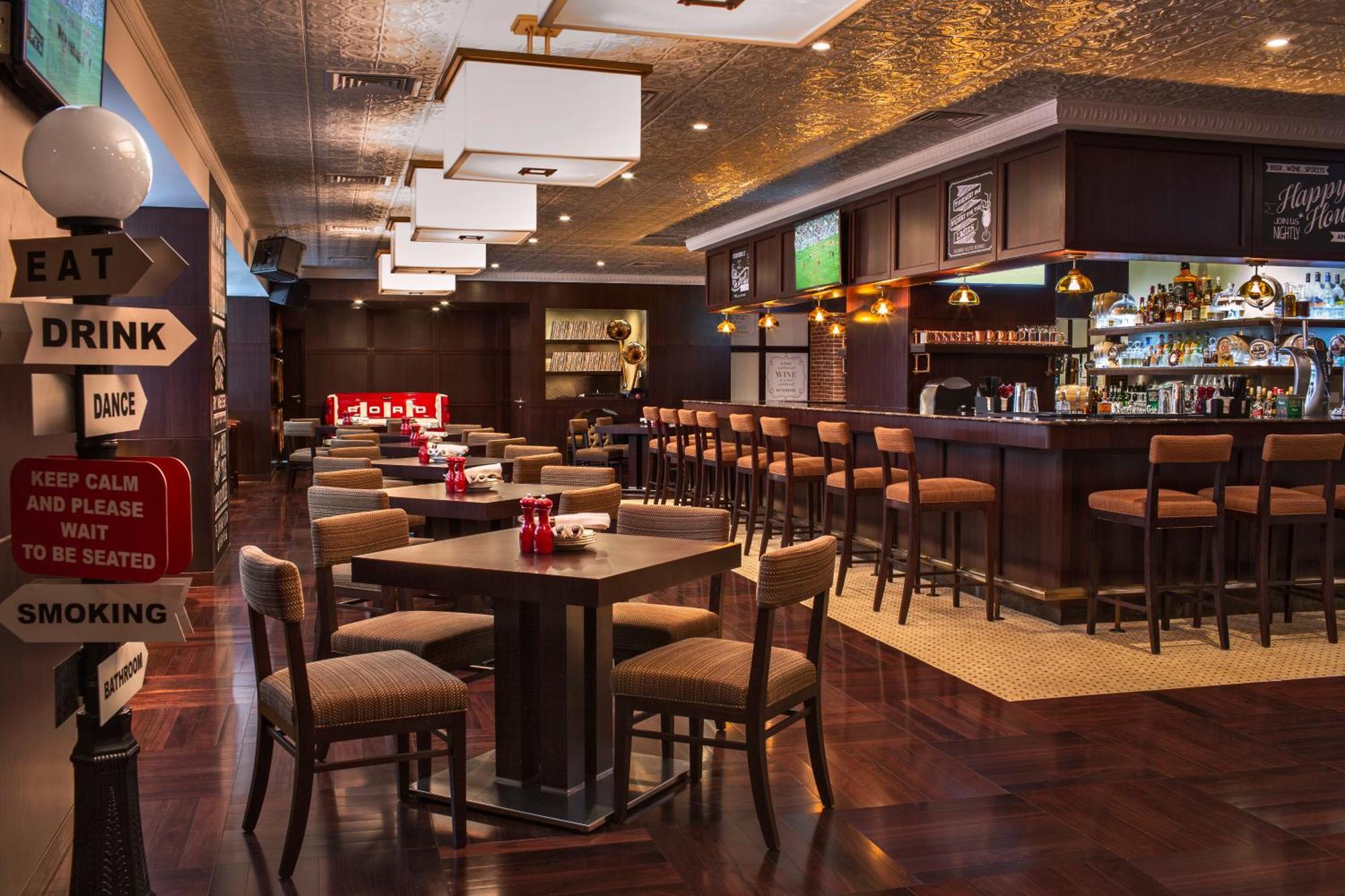 City Centre Rotana Dauhá Exteriér fotografie The interior of a typical bar