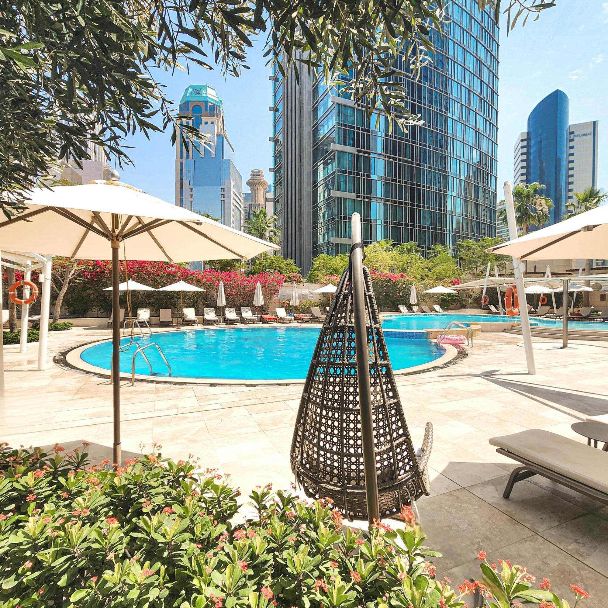 City Centre Rotana Dauhá Exteriér fotografie The swimming pool at the hotel