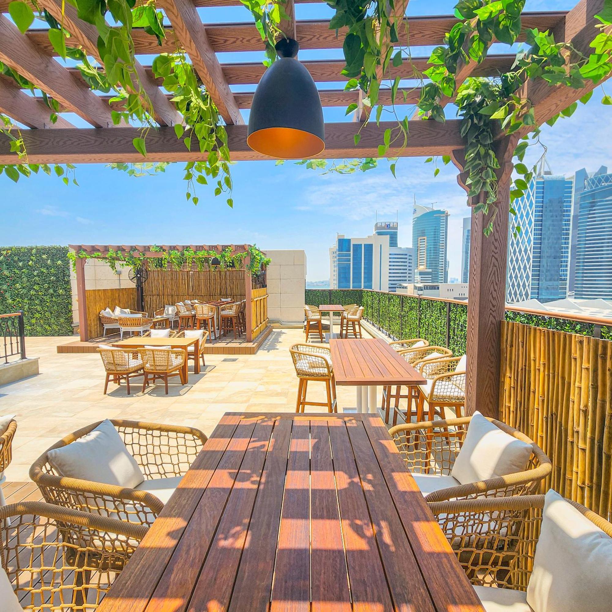 City Centre Rotana Dauhá Exteriér fotografie The rooftop bar at the hotel