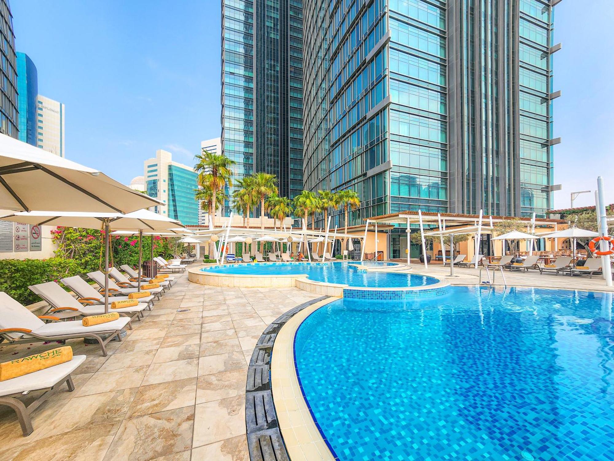 City Centre Rotana Dauhá Exteriér fotografie The swimming pool at the hotel