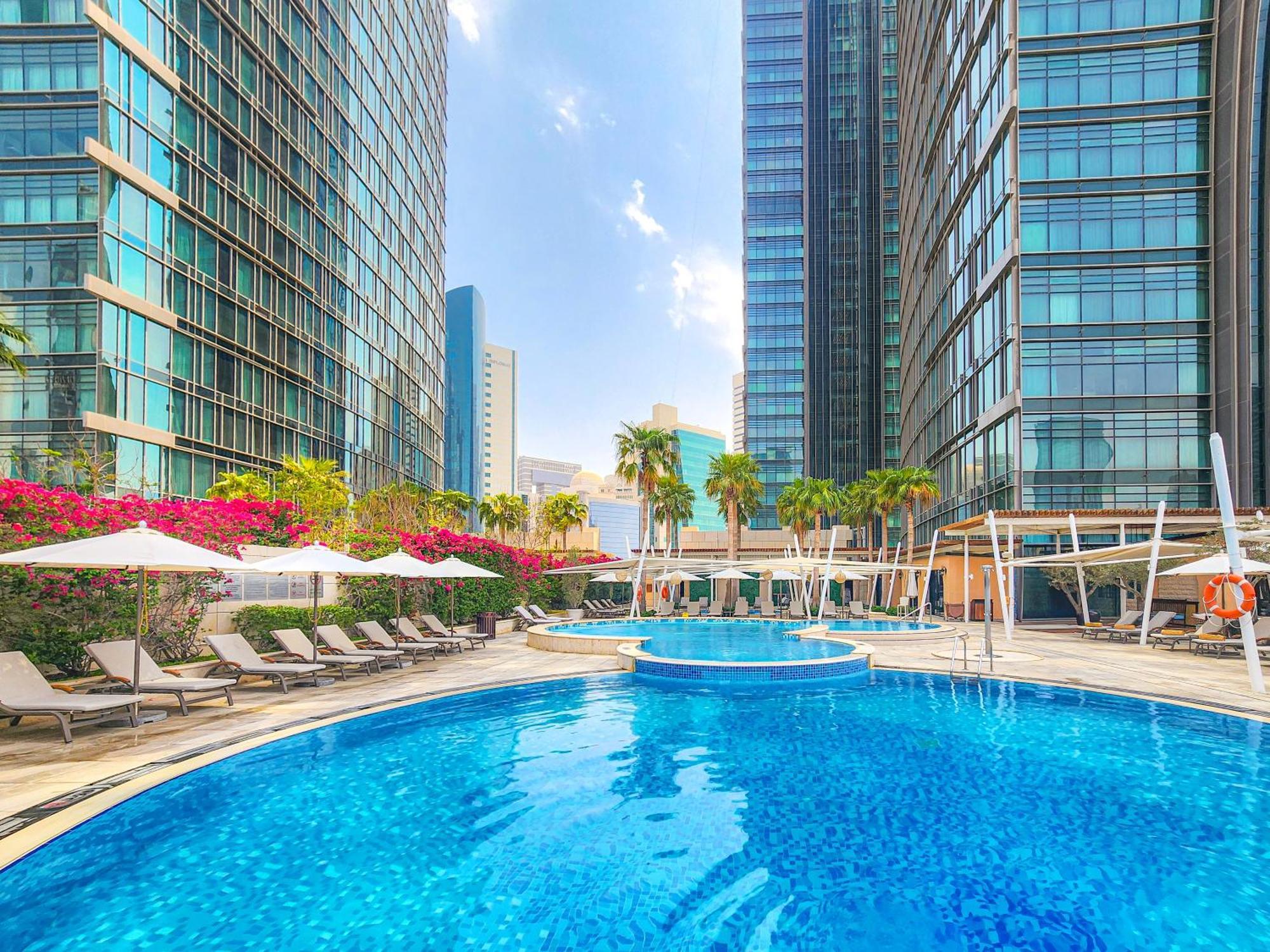 City Centre Rotana Dauhá Exteriér fotografie The swimming pool at the hotel