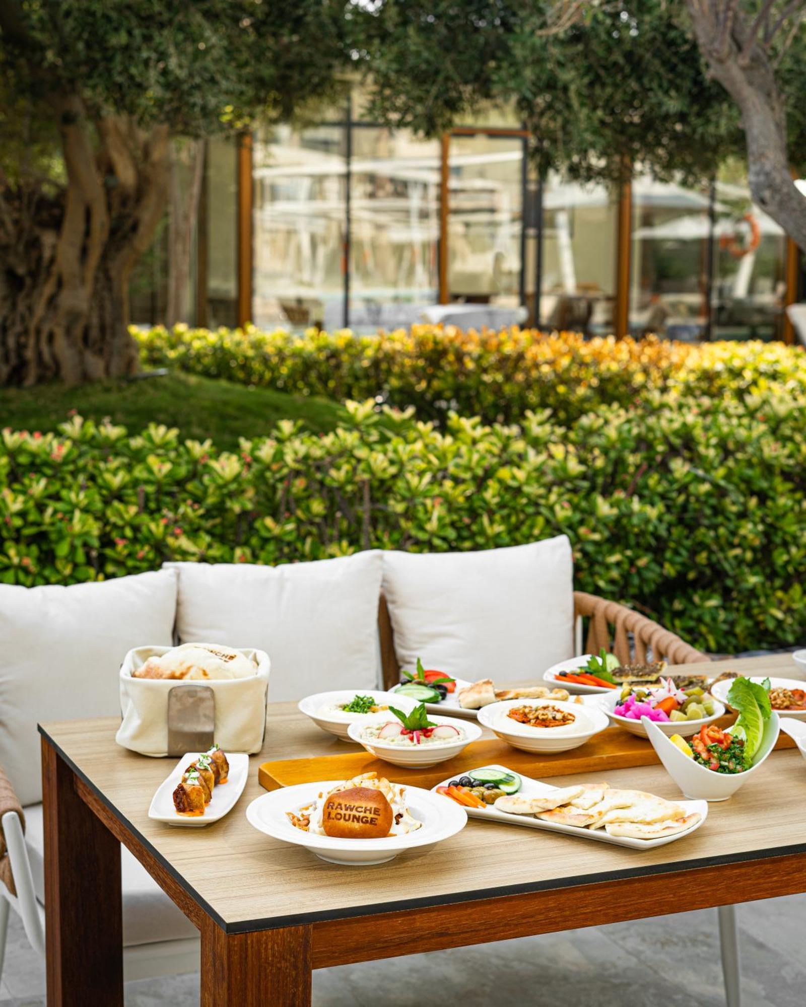 City Centre Rotana Dauhá Exteriér fotografie A selection of dishes at the restaurant