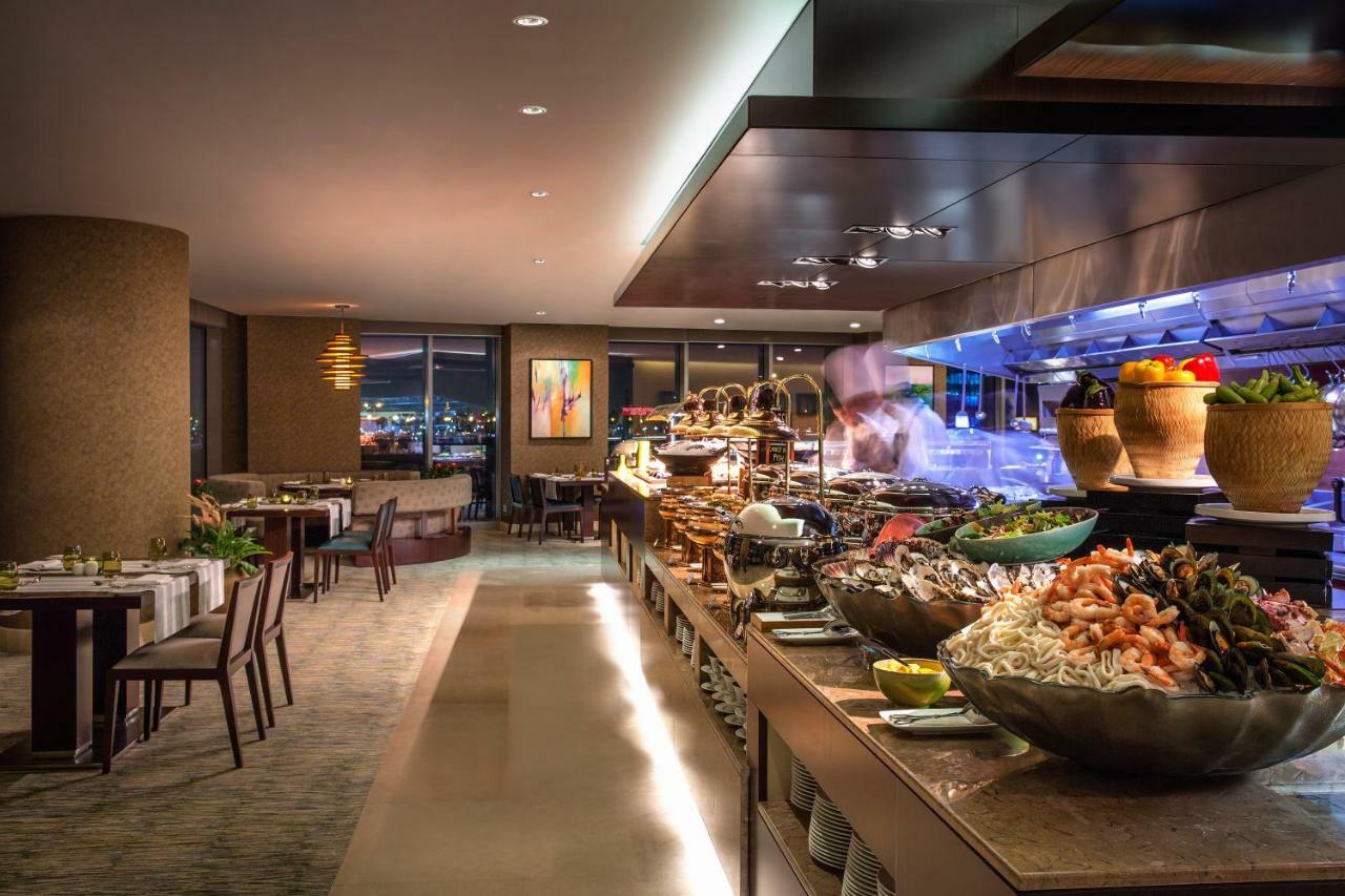 City Centre Rotana Dauhá Exteriér fotografie The buffet at the restaurant